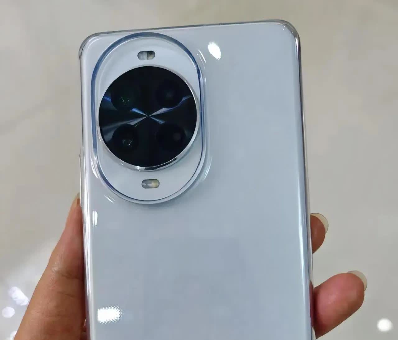 华为nova14一出，老用户坐不住了。Ultra版直接塞进卫星通话，红枫