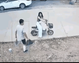 唐突了！还以为他坐好了，没想到他动作这么迟缓啊！姑娘你做事咋这么着急啊？稳当点不