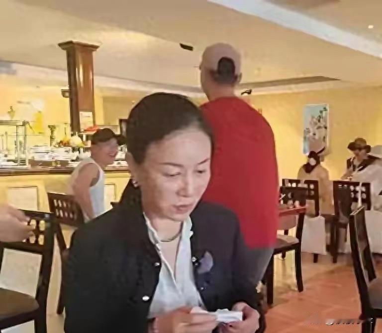 57岁那英现身国外就餐，素颜曝光真实状态，真成五旬老太了！