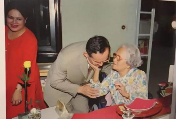 老国王和老母亲，泰王和母亲，这两对母子，儿子的气质体型都像母亲，儿子随妈没错了。