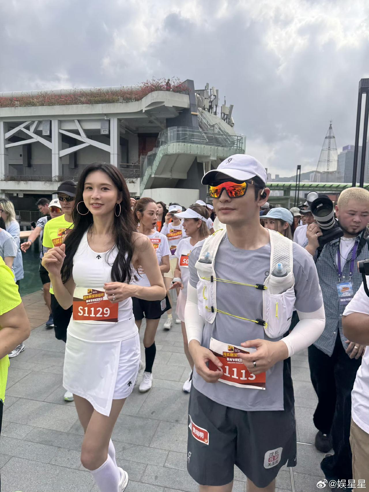 黄晓明这身行头也太抢眼了吧！背后到底背了些什么？胸前还挂着两个水袋，这架势，不跑