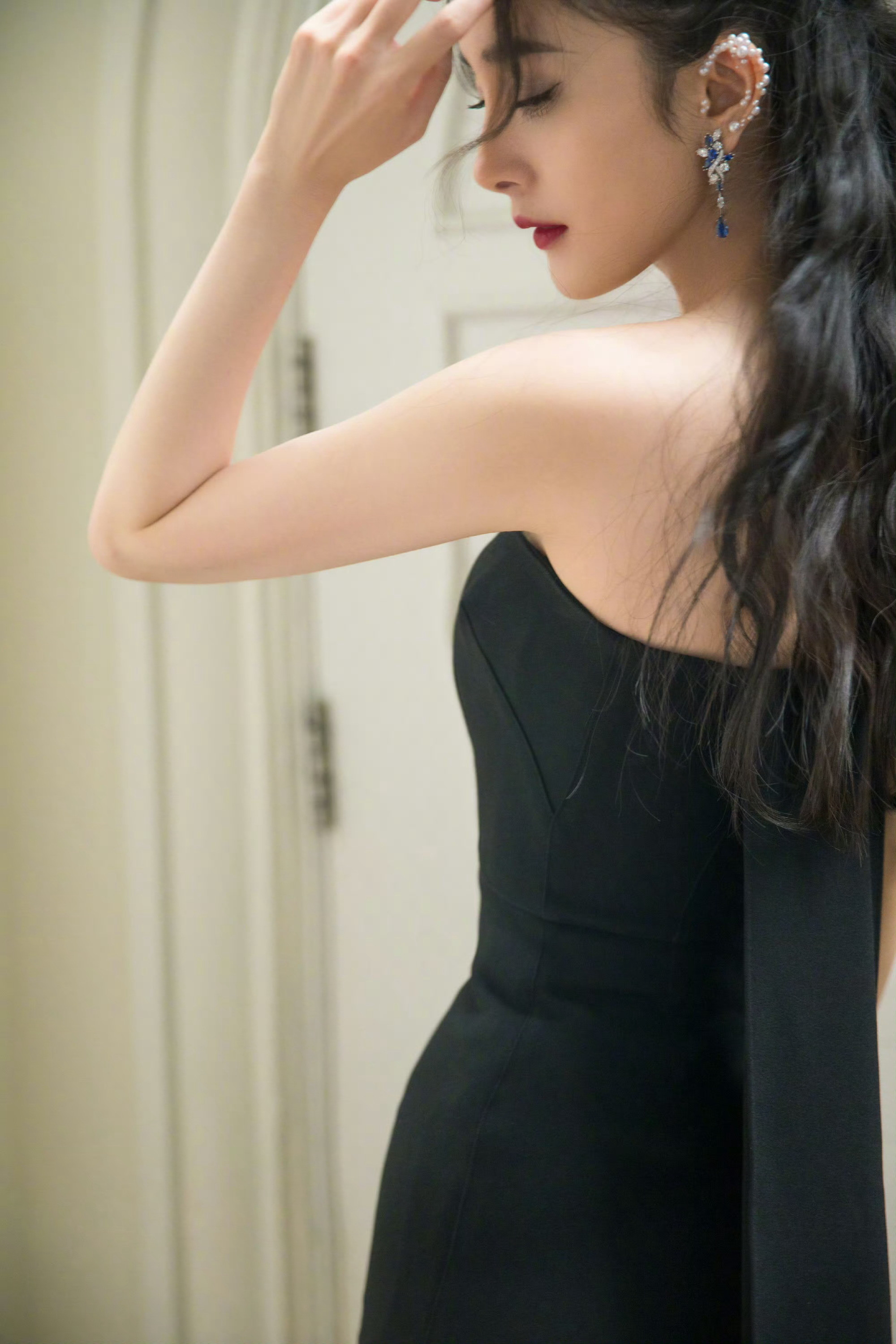 杨幂黑白礼服，典雅高贵。