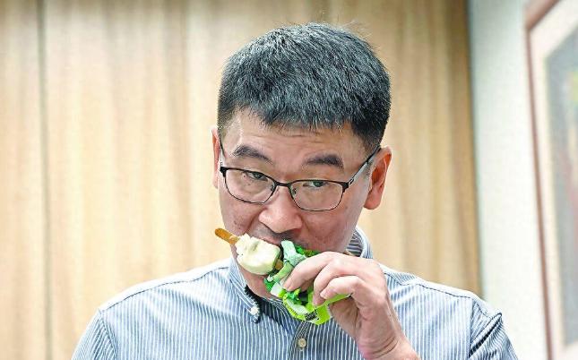 台官员一句狂言惹了众怒，结果灭火不成反倒火上浇油！沉默48小时后，国台办准时出手