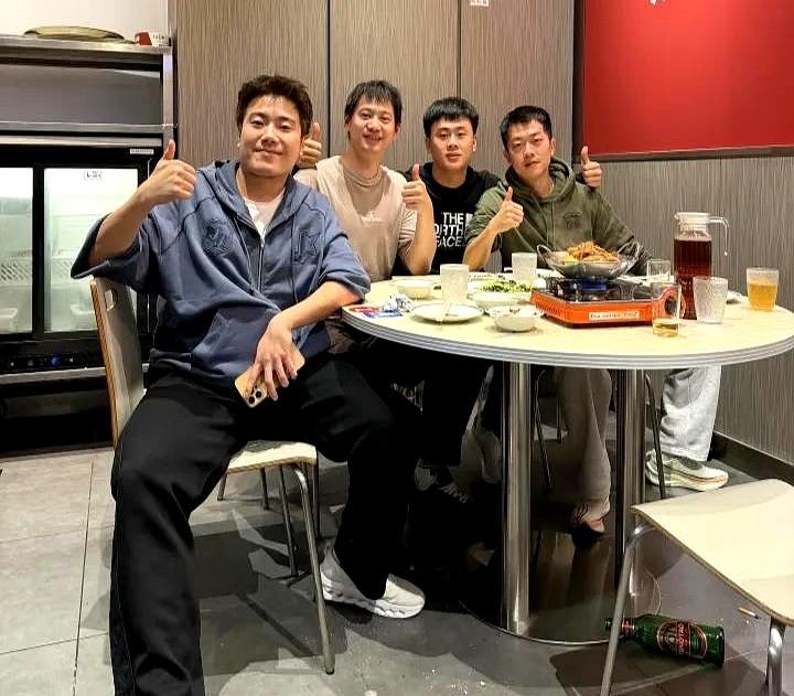 河北男队收工准备回家了。周雨刚输了比赛，自家闺女小十一就在场边给梁靖崑蹦跳着喊