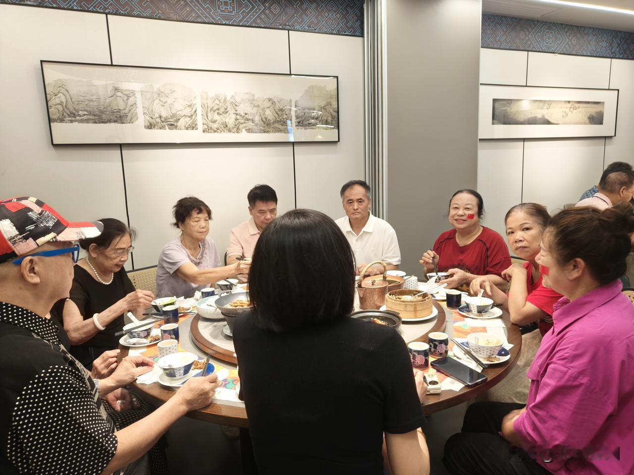 不光当老师看家境，干啥不是看家境？公务员更看，家里但凡有个在外上班的，子女就业体