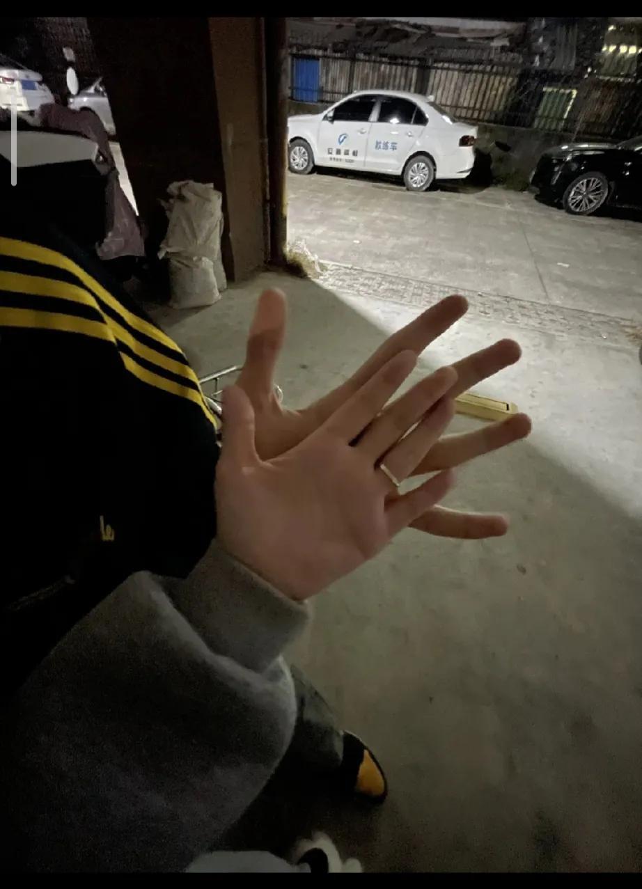 河边初吻，女生推开男生，说“不允许伸舌头”。网上有个很真实的情侣小故事，一对