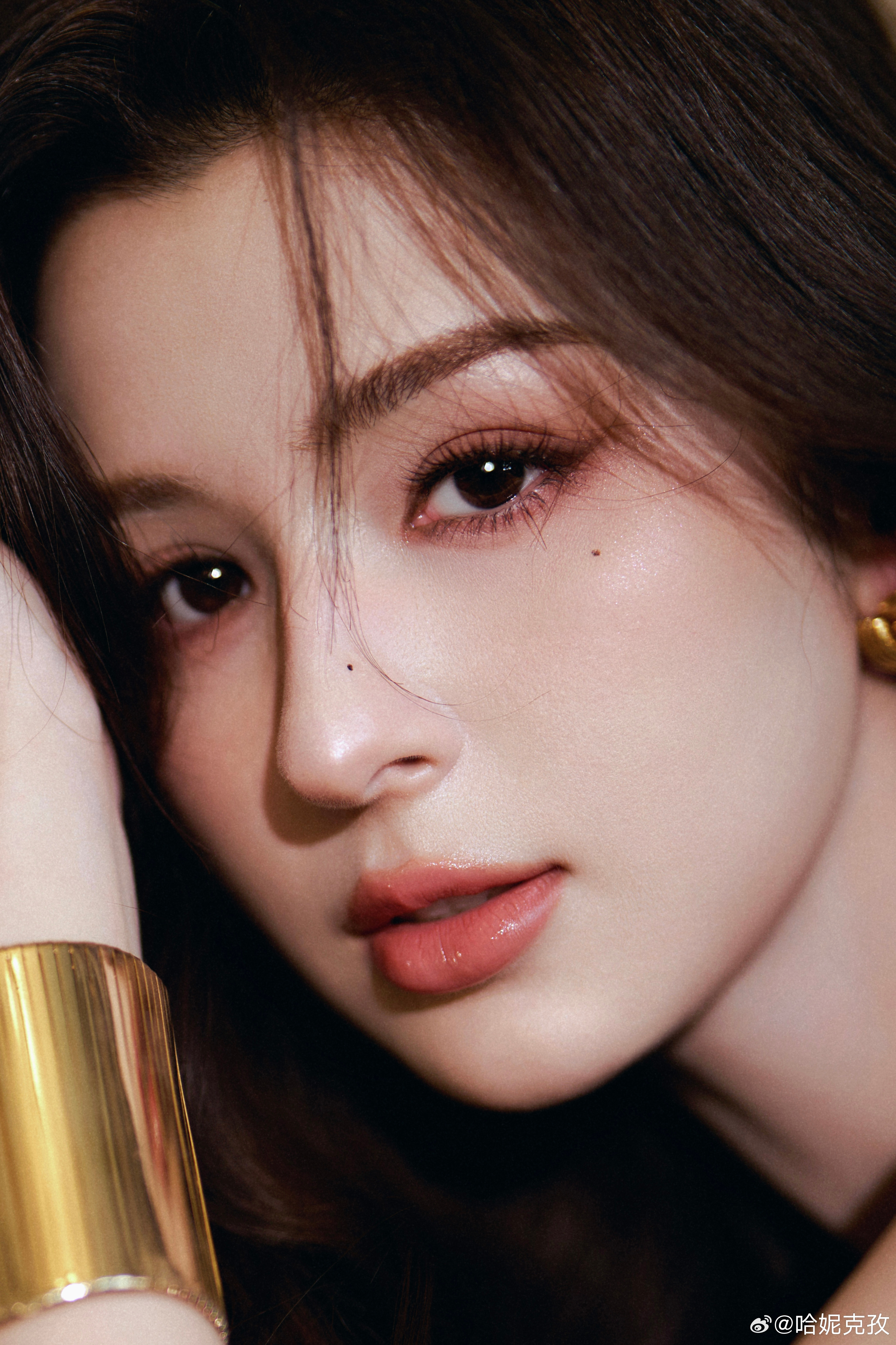 哈妮克孜明黄吊带裙裹着一身热辣，是不被定义的明艳与风情。