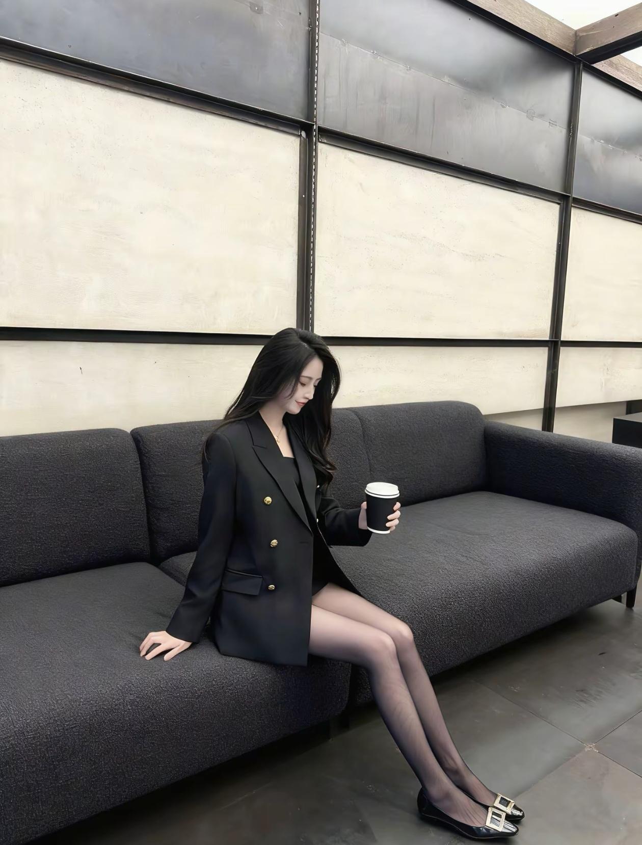 都市雅痞风，黑西装与咖啡的完美搭配🕶️☕️