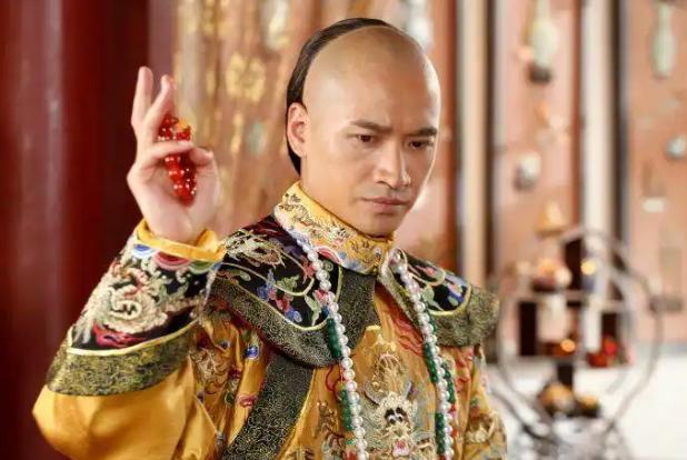 1702年，雍正正独自一人喝着闷酒，身旁伺候他的13岁小宫女耿氏走上前去，对他说