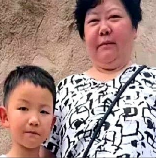 标杆带着她的熊胖妈和小楷楷去京北旅游，有网友问标杆："在京北有没有人认出你？"没