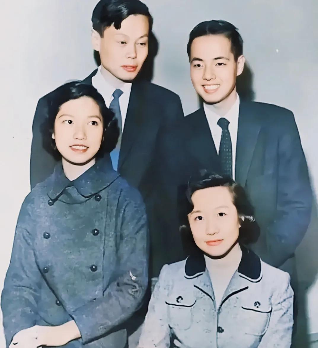 你永远不用怀疑她年轻时长的究竟有多美！1957年瑞典，杨振宁与李政道在领取诺贝