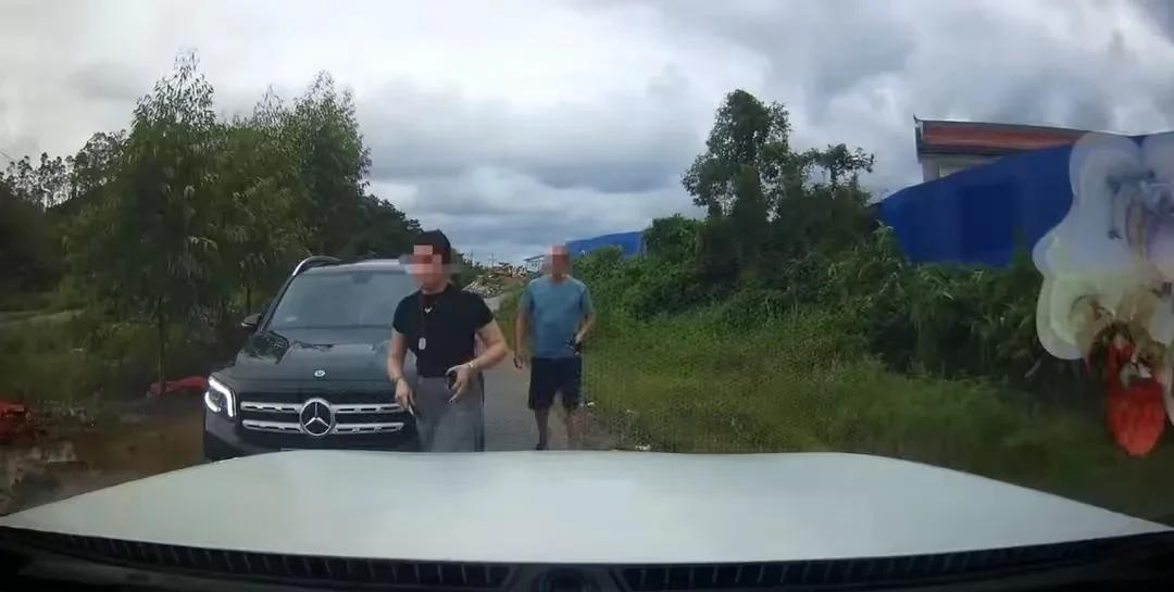 “奔驰晾证姐”哪来的底气？两车同时会车时，为何要别人给她让路，别人不让路她就掏