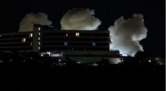 KK园区彻底完了!缅军深夜引爆建筑物,巨响吓坏对岸泰国人;超千人逃去泰国,有人中