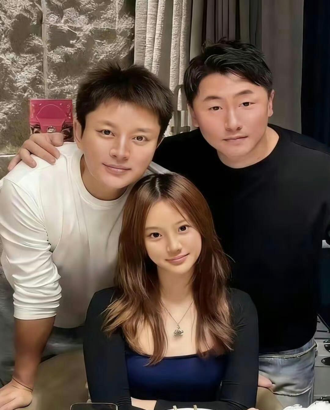 难道这就是基因的力量吗！贾乃亮和13岁女儿的合照，真是集齐了爸爸妈妈的所有优点。