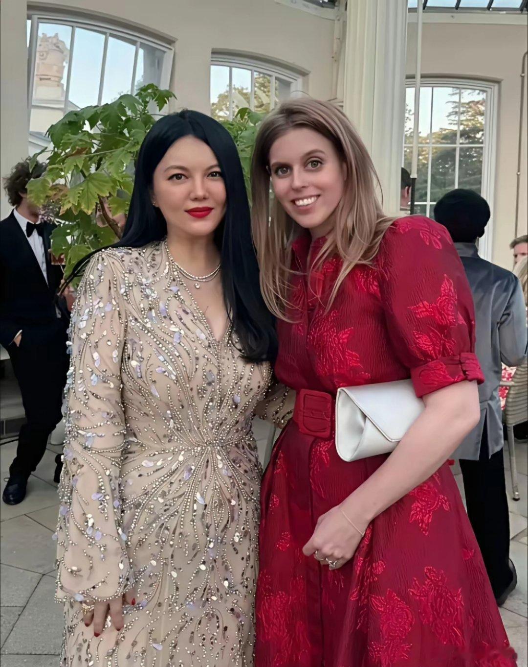 王诗龄融入英国王室圈，穿露肩长裙超有范，还与碧翠丝公主合影了，李湘的人脉绝了，轻