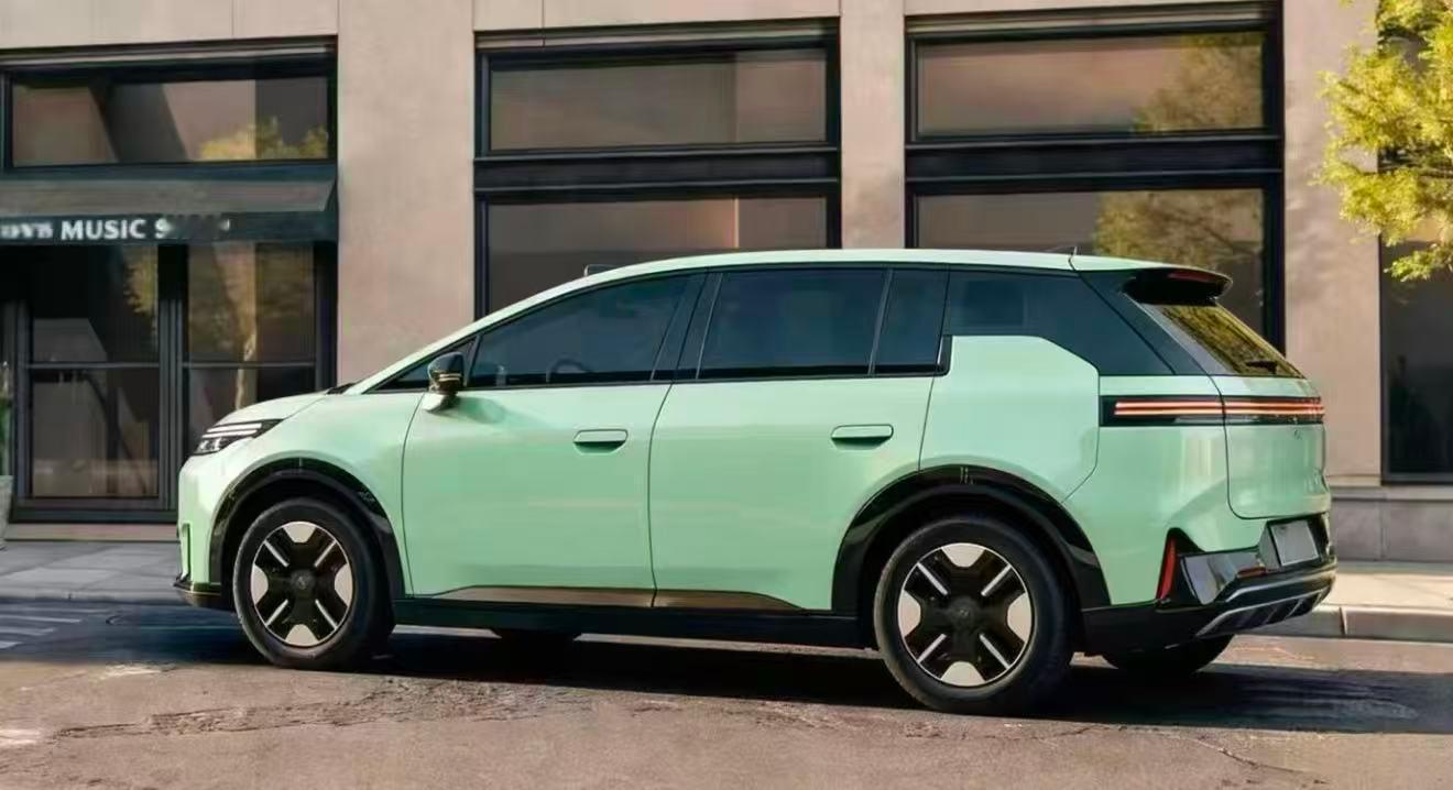 我去看了实车，外观贼拉时尚年轻，看着是SUV的造型，空间却跟MPV似的，车内宽敞