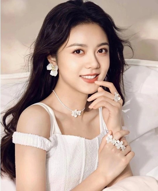 赵今麦的活动生图尽显灵动少女感，无论是粉色造型的轻甜随性，还是挂脖白裙勾勒出的直