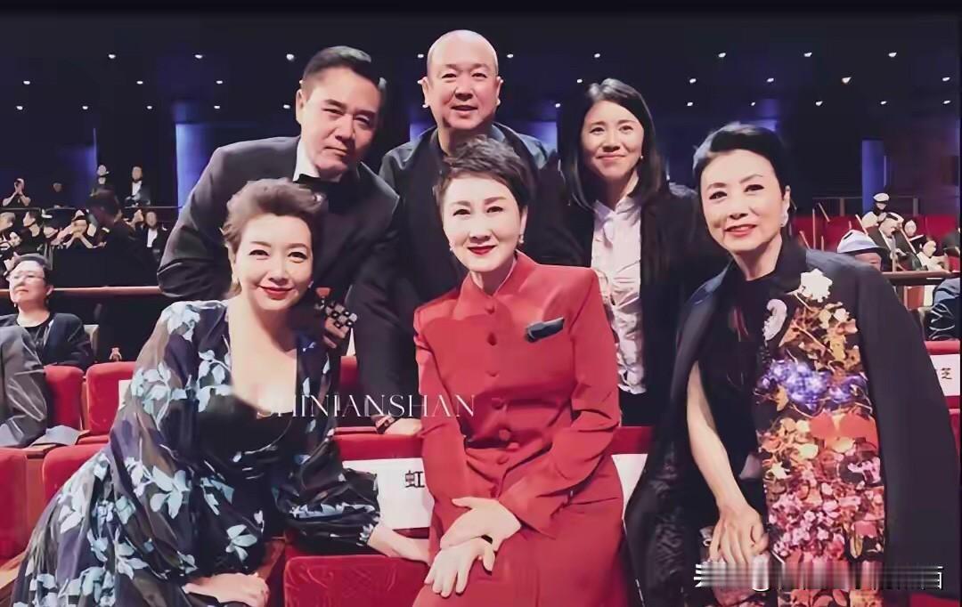 这估计是张凯丽最得体大方的一套装扮，坐在正中间C位的她优雅大气，气质比旁边的张凯