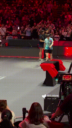 新加坡大满贯莎莎的第一场比赛，发生了点意外。原因是莎莎未完全比完时，场内观众突