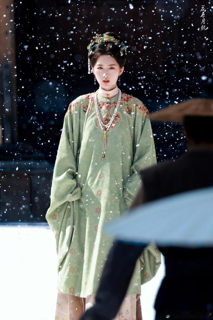 邓恩熙好适合古装标准的淡颜系氧气型小美女就是恩熙，鹅蛋脸、窄开扇型双眼皮很显精
