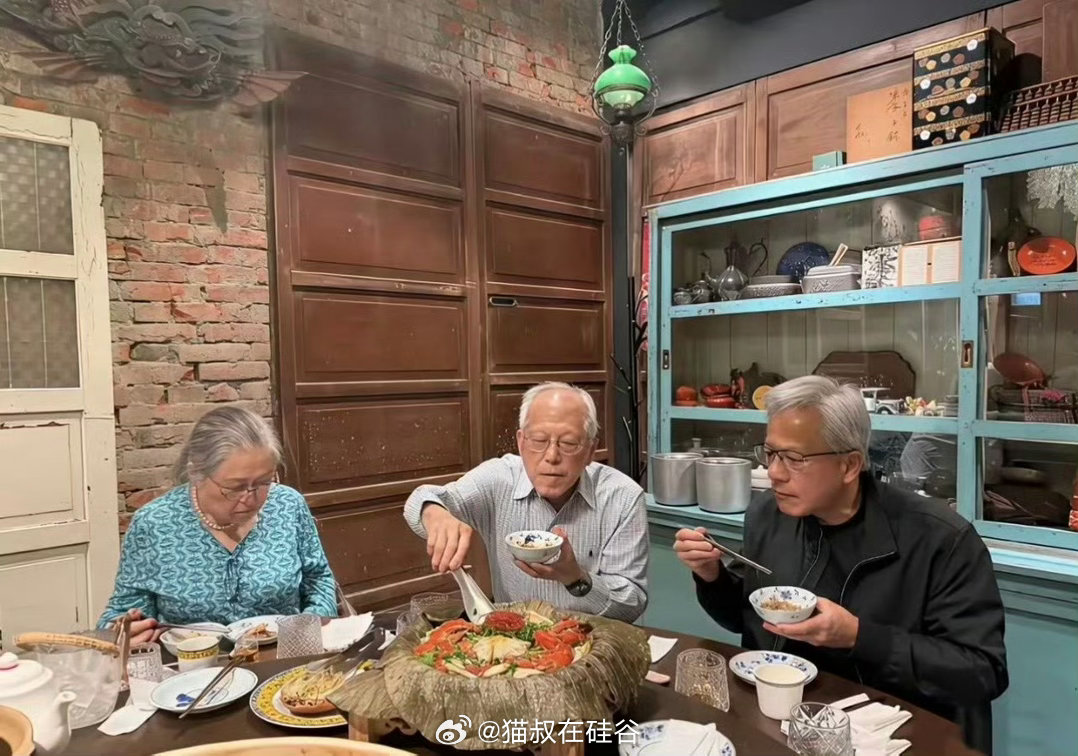 黄仁勋带着父母回台湾继续吃吃喝喝。他父亲曾是化学工程师，母亲是小学老师。在黄仁勋