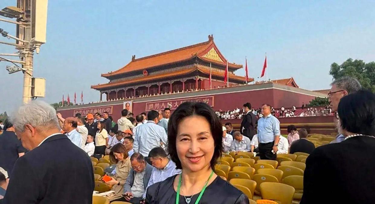何鸿燊三子女受邀观阅，何超琼端庄亮相，何猷龙与何猷启比较低调！[赞][赞]