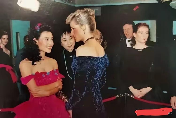 1987年冬天，美国华裔影星陈冲，在英国参加了英国皇家举办的一次盛大宴会，见到了