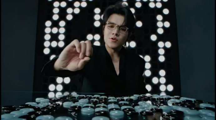 #柯洁指导AI下棋#棋盘对面是数据流，柯洁这边，是翘着的二郎腿和偶尔一抬的眼皮。现场听题时，他的随性
