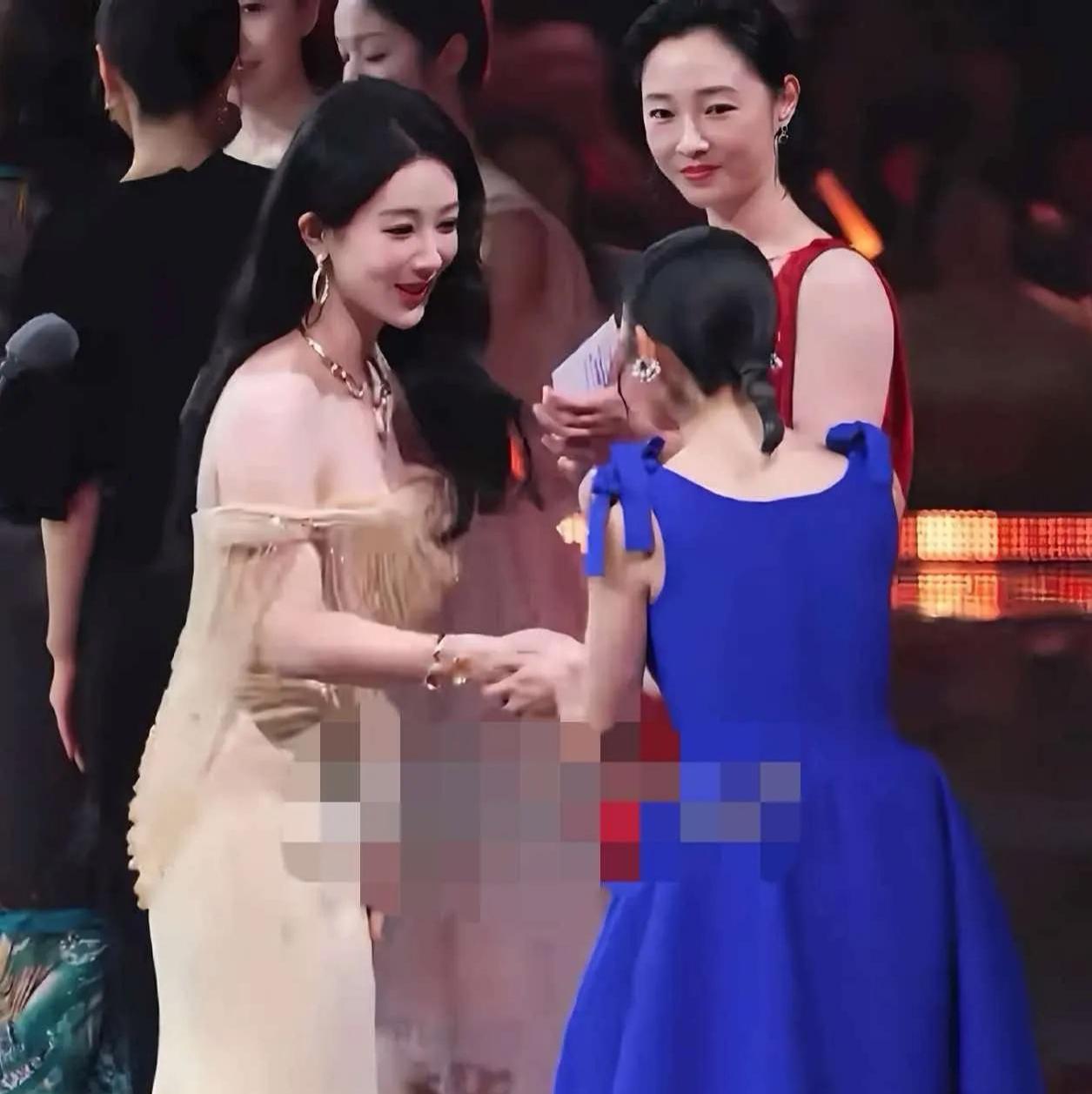 一个小动作，意外凸显杨紫的人品！百花奖现场，卫诗雅斩获最佳女主角，整个人十