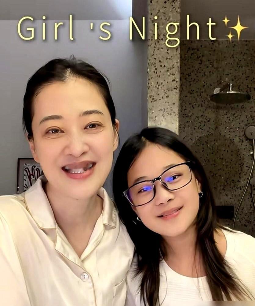 51岁的梅婷，活成了多少女人的“解药”。她和丈夫曾剑在机场被拍到，素面朝天，