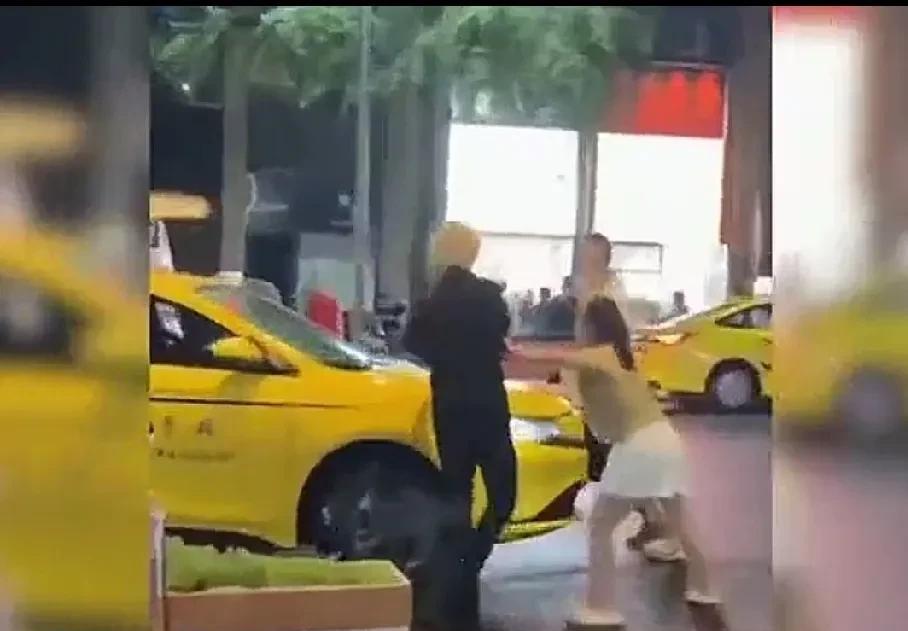 重庆出租车撞人视频，看得让我揪心，我不知道出租车司机发怒的具体缘由，但如果不是忍