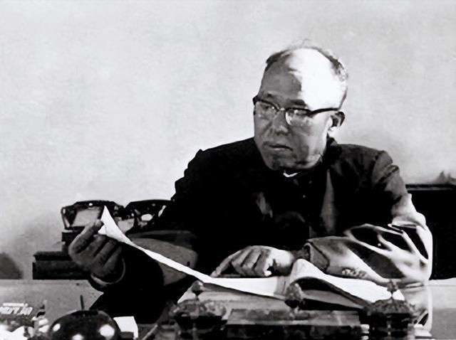1940年，罗荣桓和陈光等人在给中央的一份干部配备报告中也明确指出了：王宏鸣由于