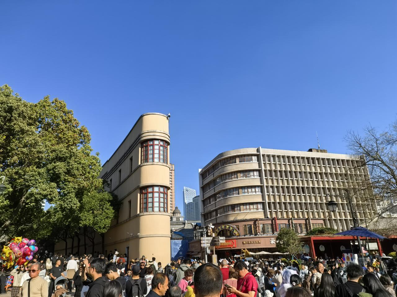 昆明酒杯楼位于昆明老街在昆明抗战胜利广场边在光华街与云瑞东西路交叉口