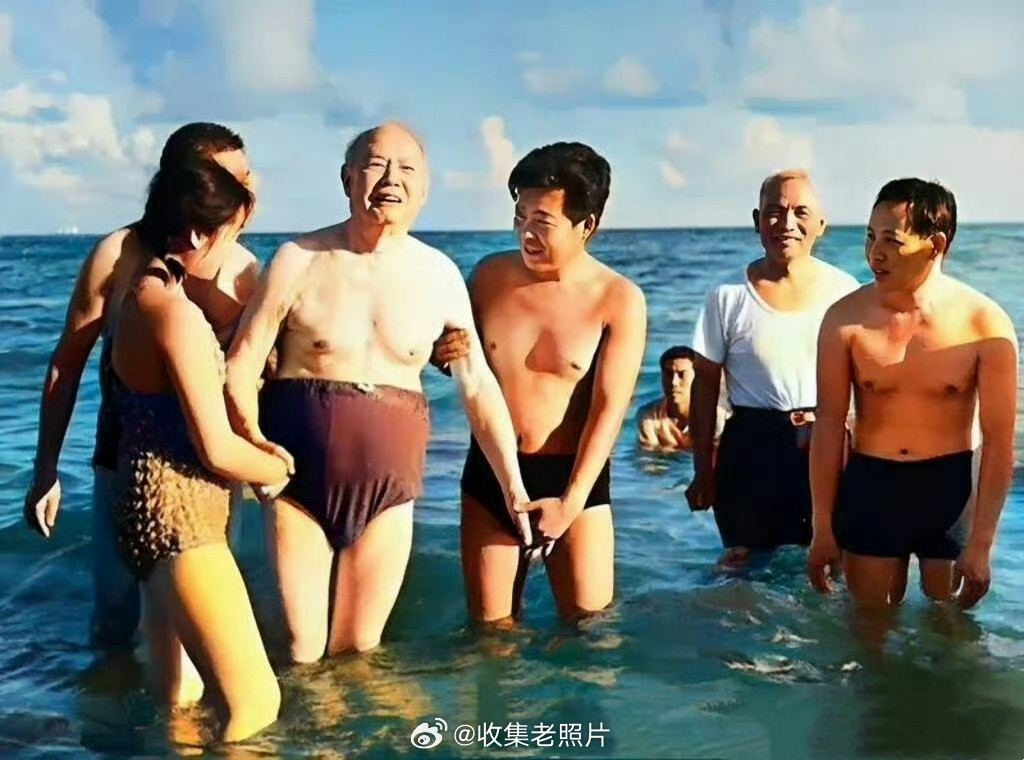 北戴河，81岁的叶帅下水游泳。