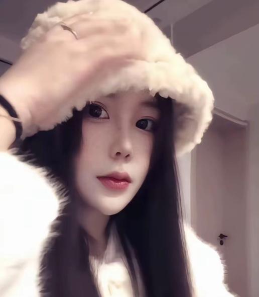 12月27日，驾车不慎坠河的26岁女车主真的很漂亮！她的新能源车是湖北孝感牌照，