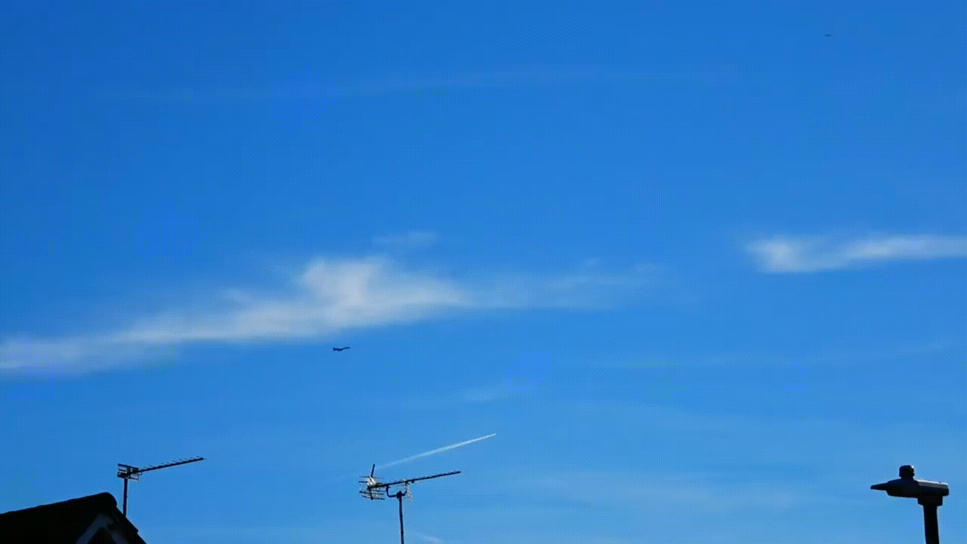 10月4日，美国空军12架B-1B“枪骑兵”战略轰炸机已从英国皇家空军费尔福德空