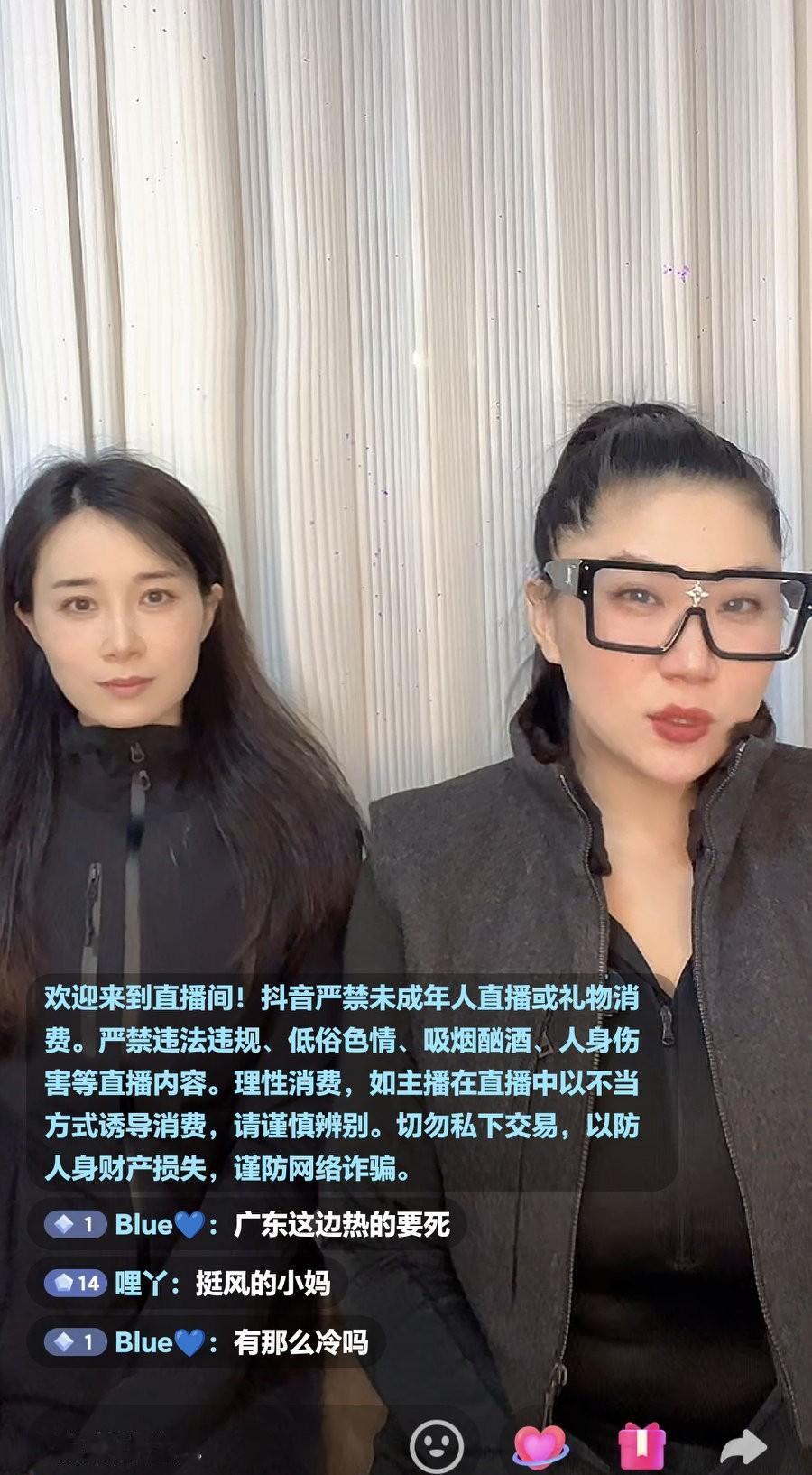 谢贤前女友Coco在朋友家直播，未开美颜暴露真实身材，简直是大妈一枚，惨不忍睹!