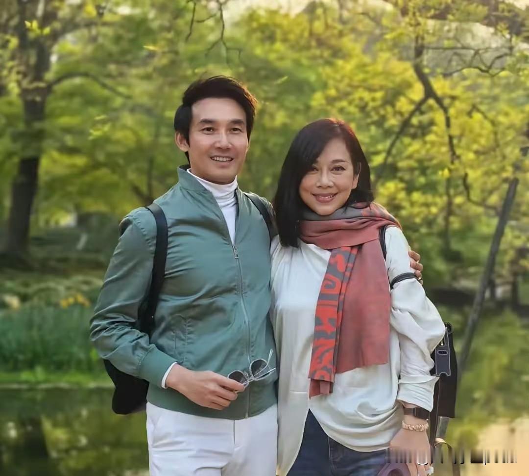 哇，陈松伶和张铎这对姐弟恋也太甜了吧！在西湖边被拍到状态这么好，完全看不出年龄