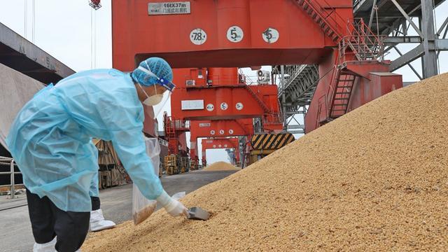 脏水泼向中国,泽连斯基拎不清轻重,中国立刻收回给乌克兰的优待