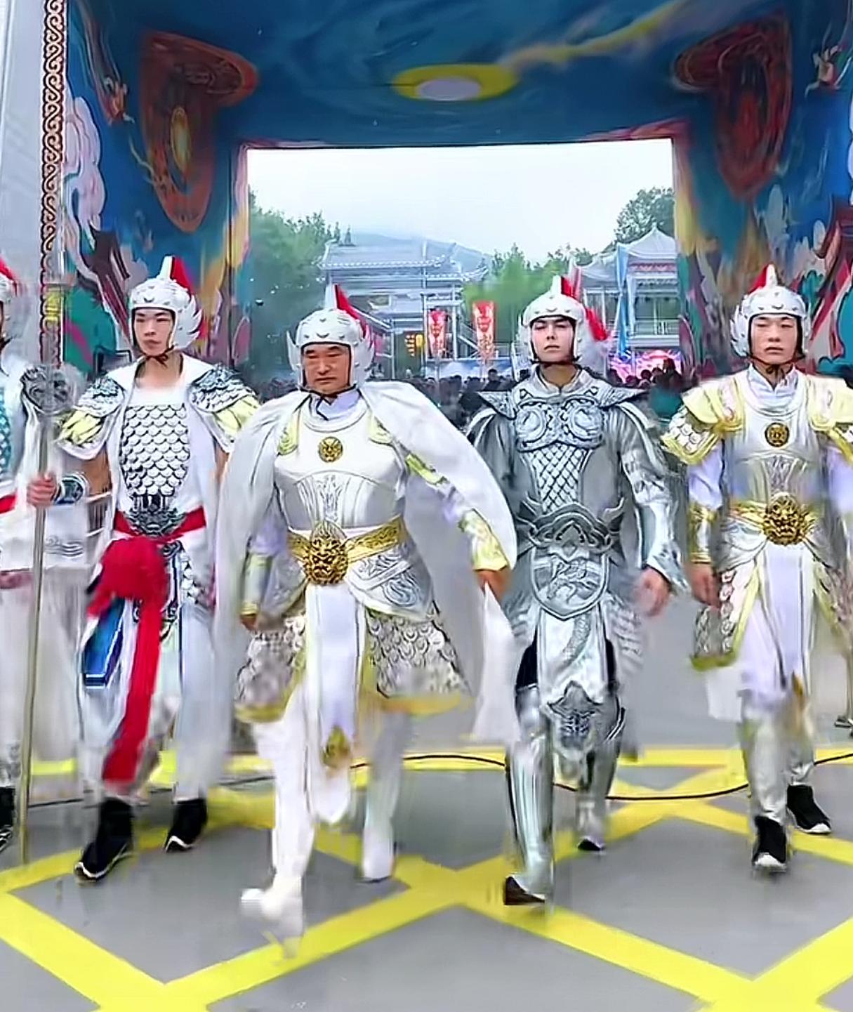 朱之文实际上已经算是隐形的一线明星了现在朱之文的各种商演据说已经排到了好几个月