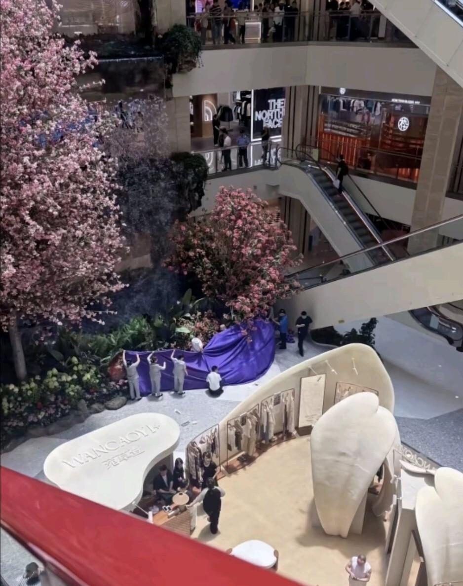 西安赛格坠楼者身份确认，是商场内一名经营珠宝首饰的商户老板。现场目击者称，事发中
