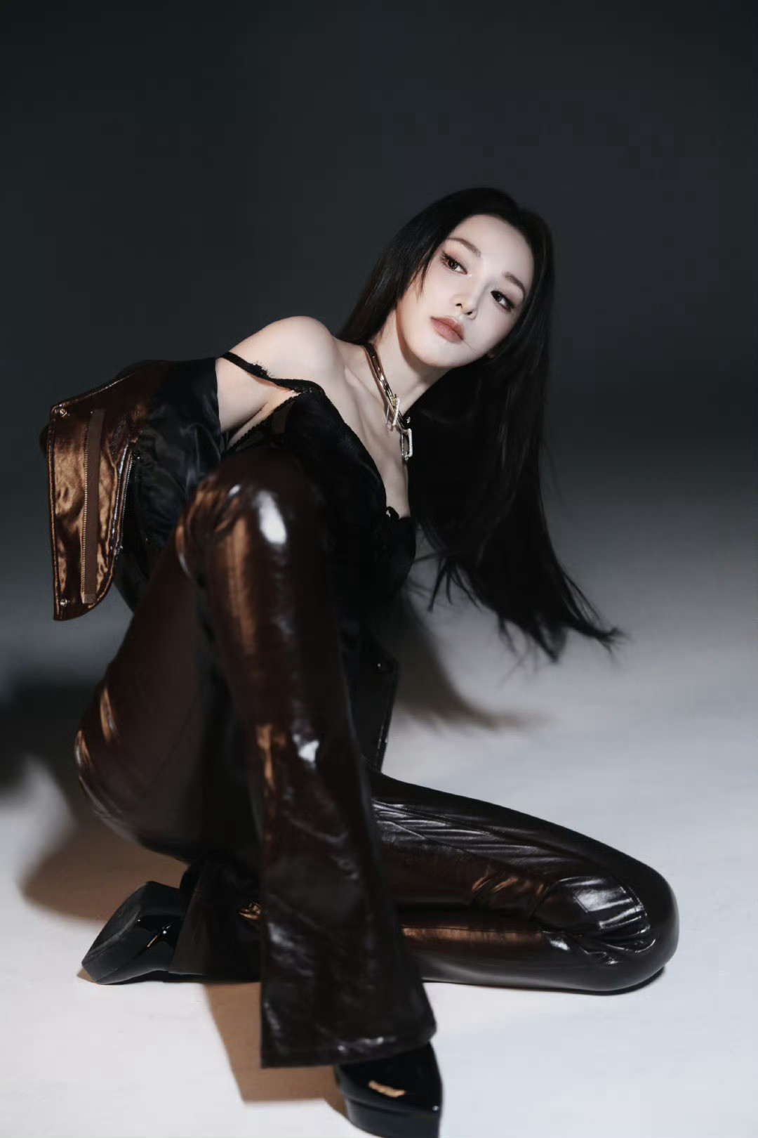 彭小苒工作室真进高手了！这个主题的平面拍摄太有意思了吧，彭小苒的美貌展现的淋漓尽