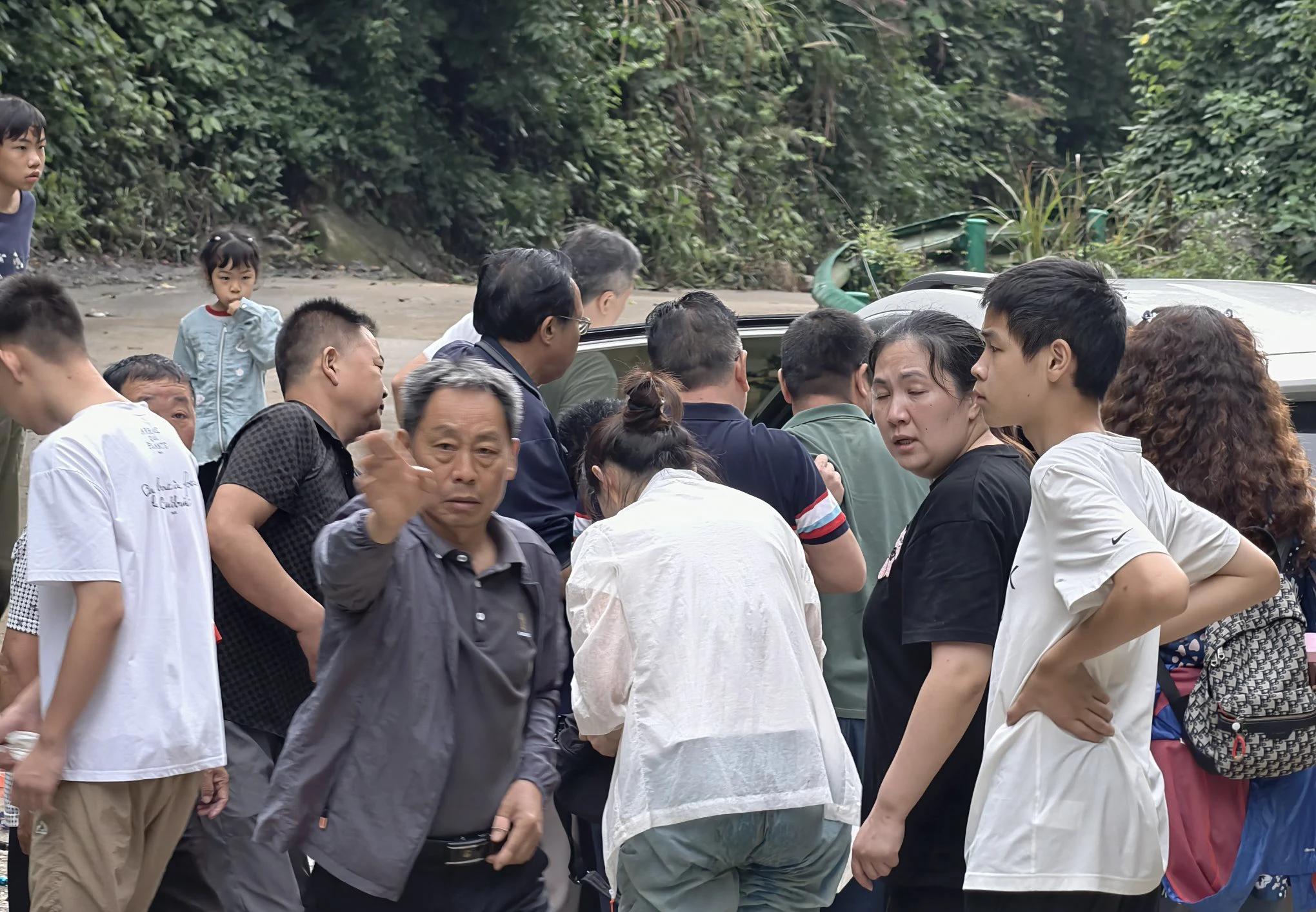 湖北黄石大冶大泉沟惊魂！游客玩水滑入沟下，幸亏及时抢救。今日中午，黄石市