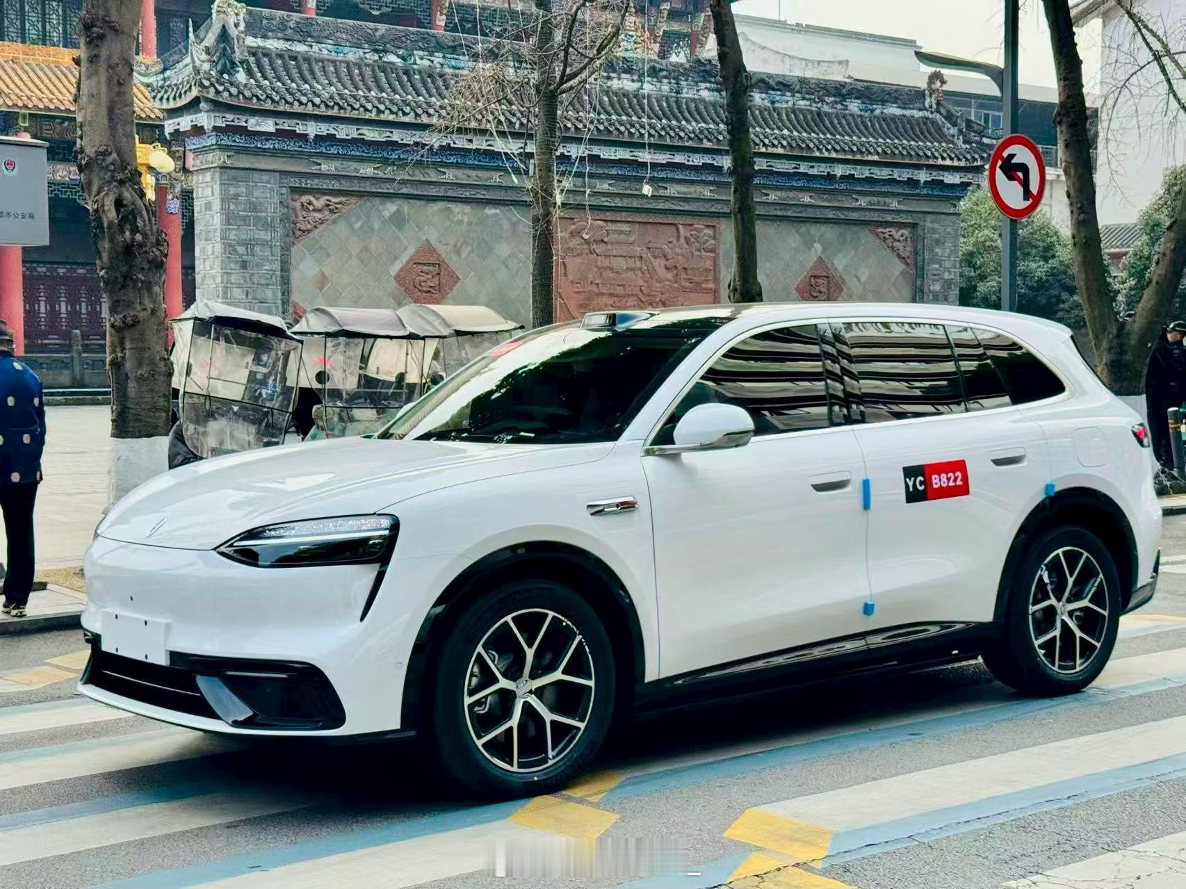 工信部目录开放前，问界M6已经卸下伪装上大街了。比申报目录更早露出外观，官图和街