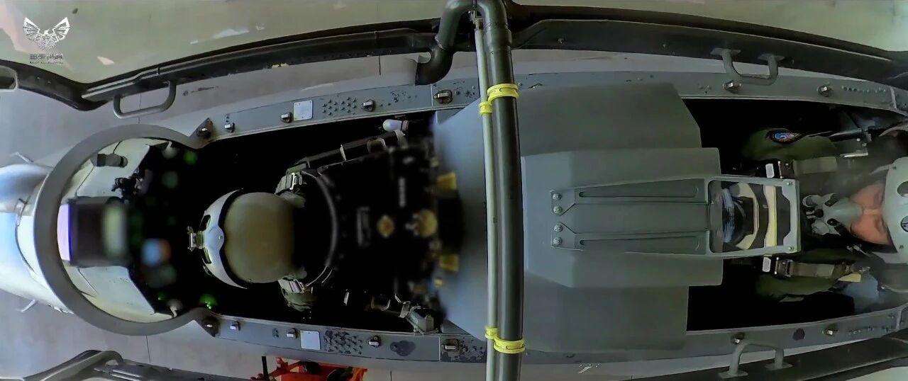 歼-16首次展示了俯视视角下的双座座舱画面，这在过往公开史上是第一次。南部战区