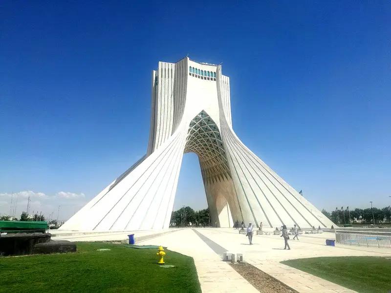 伊朗用一艘3万吨油轮，给全世界上了一课！伊朗正式开辟全新油轮航线，彻底打破霍尔木