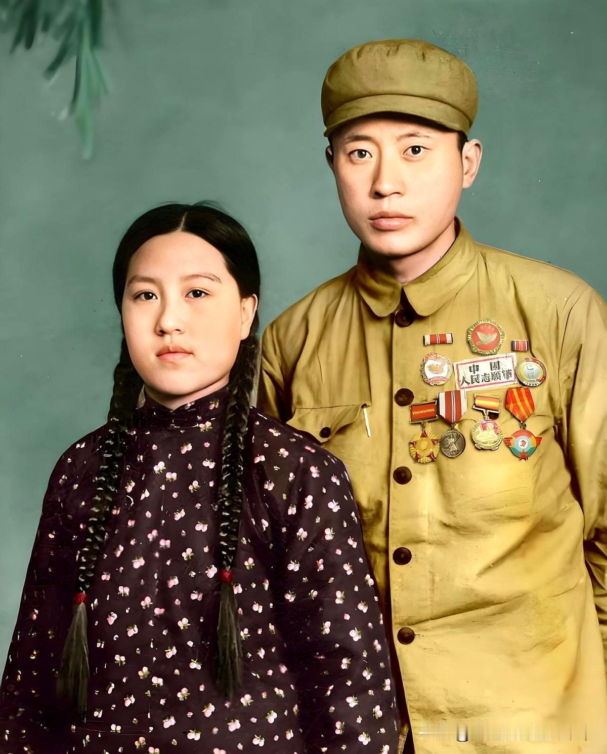 抗美援朝战争结束后，志愿军战士们满怀胜利的喜悦回到了祖国。这是一张志愿军战士的