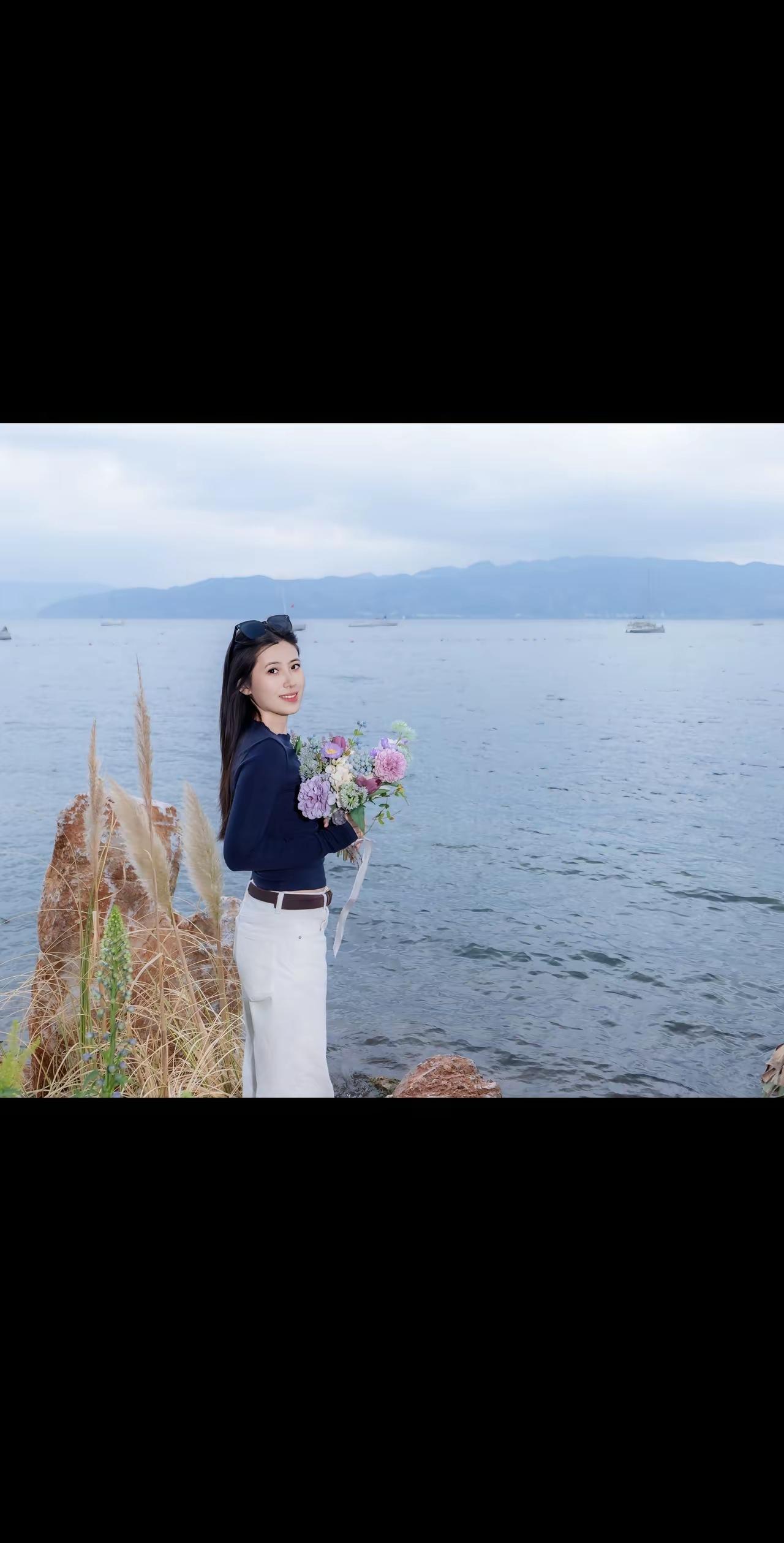 旅游途中，收到男友采的野花，好开心