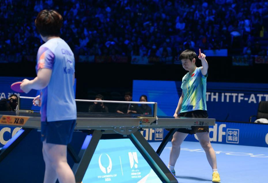 澳门冠军赛，提前的一场巅峰女单对决。蒯曼8-6领先，又是拼尽十足去战孙颖莎。