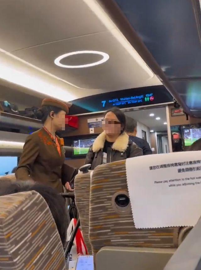 🌞11月7日，G72次高铁马上要到站，乘客们收拾好行李准备下车，谁料一女子